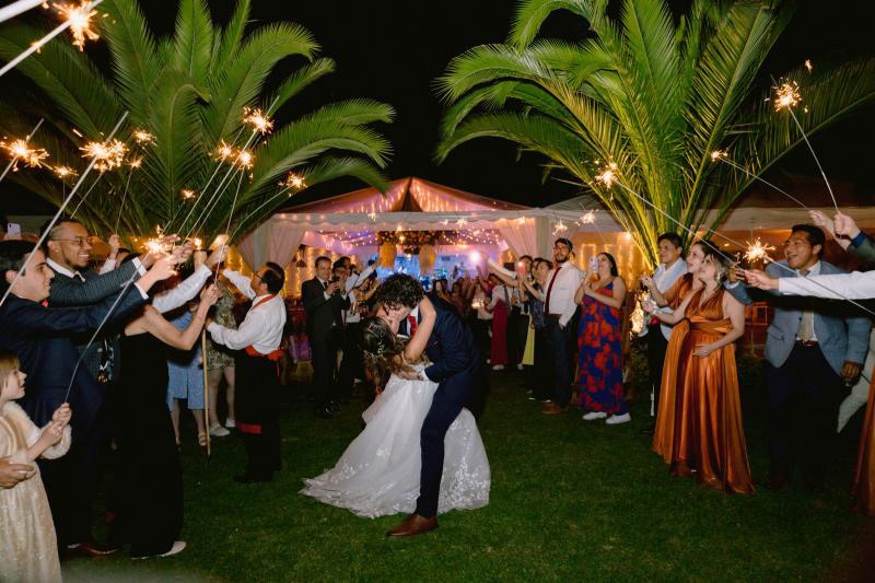 Personas en fiesta de matrimonio