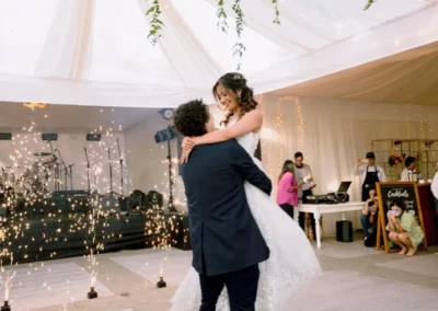 Novia y novio abrazados bailando en su boda