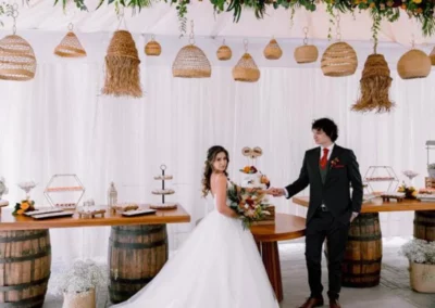 Novia y novio tomados de la mano en su servicio de catering