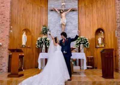 Novia y novio celebrado su boda en una iglesia católica