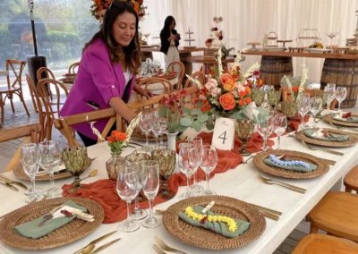 Mujer decorando una mesa para una boda